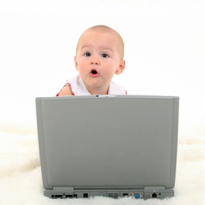 Un bebe cu laptop